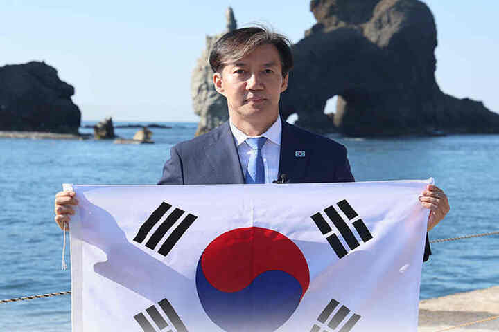 韓國第二大在野黨「祖國革新黨」黨首曹國周一帶著韓國國旗登上日韓爭議領土竹島。圖/取自祖國革命黨《臉書》官方粉專