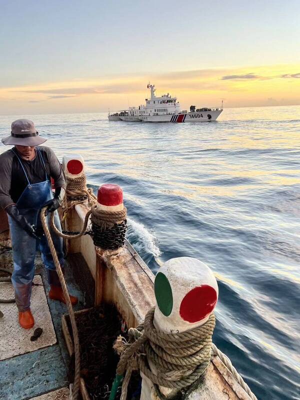 澎湖籍漁船「大進滿88號」2日在金門海域作業時，遭中國海警船登檢扣押帶走。有漁民說，中國海警船3日持續在金門東北角海域巡邏，要求附近作業台灣漁船儘速駛離。圖/中央社 