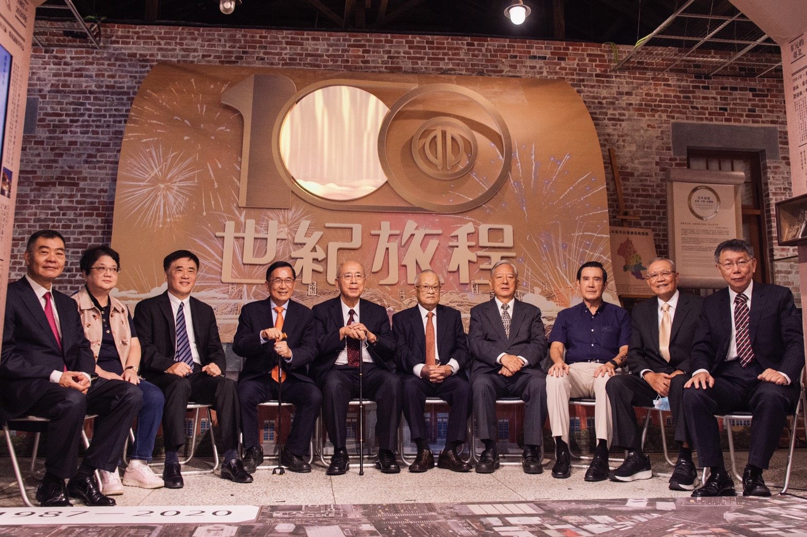 圖為109年時任台北市長柯文哲實現跨黨派台北市長同台的畫面。圖/取自北市府官網
