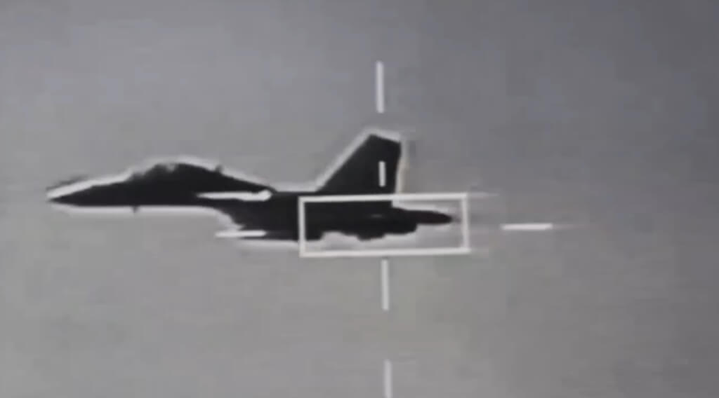 中共對台軍演，國防部24日發布空軍監控共軍殲16型機畫面。 圖/國防部提供