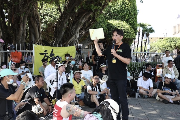 黃國昌（站立者）2日呼籲，請大家於7月26日出門投票，反對罷免國民黨立委。圖為北市前副市長彭振聲的妻子1日過世，民眾黨下午在北檢外集結，黃國昌帶頭喊聲。圖／中央社