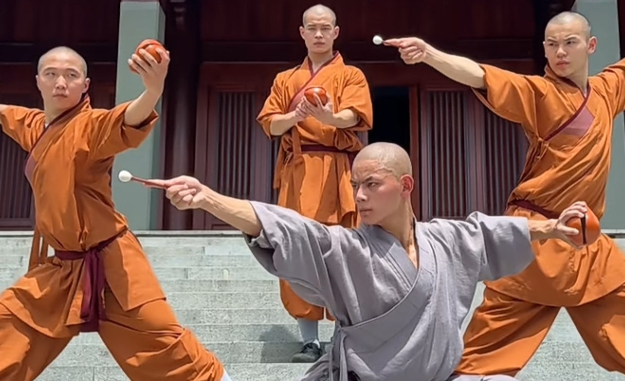 少林僧人朋友圈宣告「最帥少林武僧秋風（著灰衣著），完成人間武僧使命」離世。圖/截自少林秋風微信