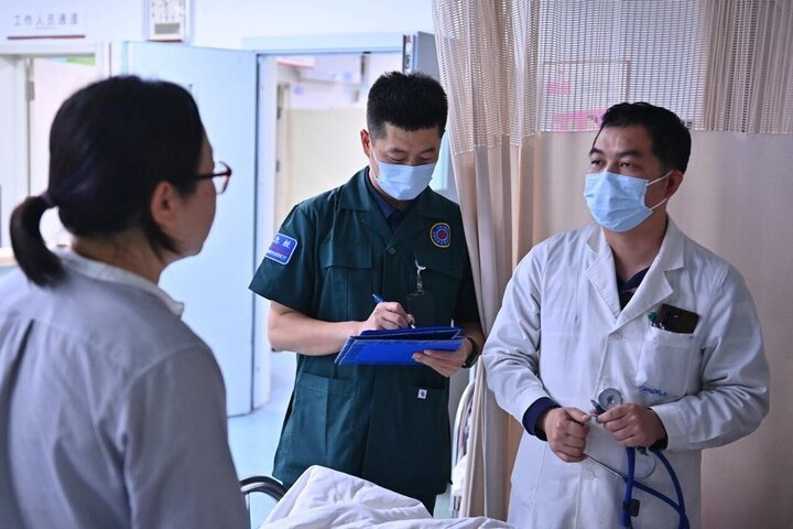 兩岸新冠疫情升溫　台灣單周就診人數暴增34%新增17重症