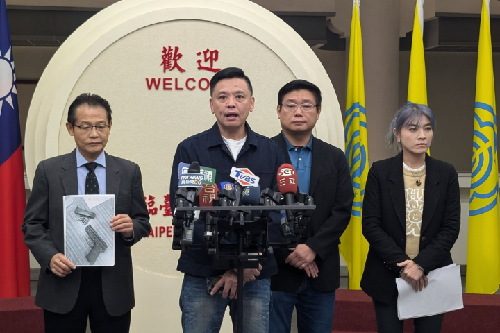 民進黨台北市議員洪健益（左二）20日晚間在政論節目中爆料，總統賴清德經常與罷免案的領銜人開會。圖/取自洪健益臉書