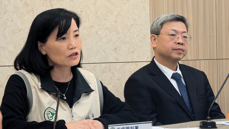 疾管署發言人曾淑慧18日(左)指出,為應對麻疹醫院群聚事件,建議強化感控措施,如疫苗施打、健康監測。圖/中央社