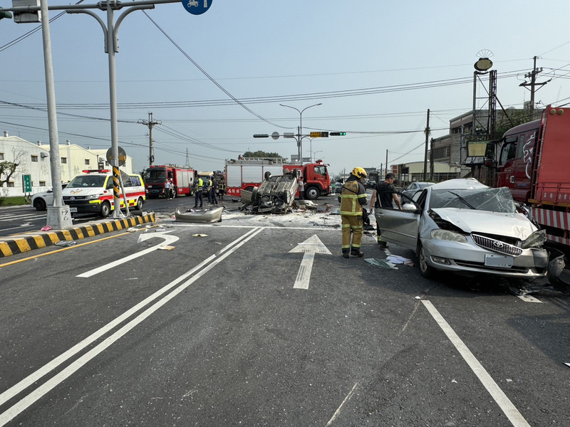 台一線雲林大埤路段發生嚴重車禍，5車撞成一團造成1死4傷。圖/中央社