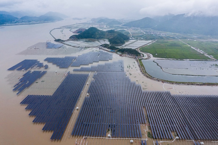 大陸各地太陽能、風電等新能源機組出現大發電，及遇到節假日時，會出現「供大於求」的現象。圖/取自新華社 