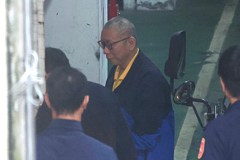 前台北市長柯文哲今天上午頂著光頭下囚車進入北檢。圖／中央社