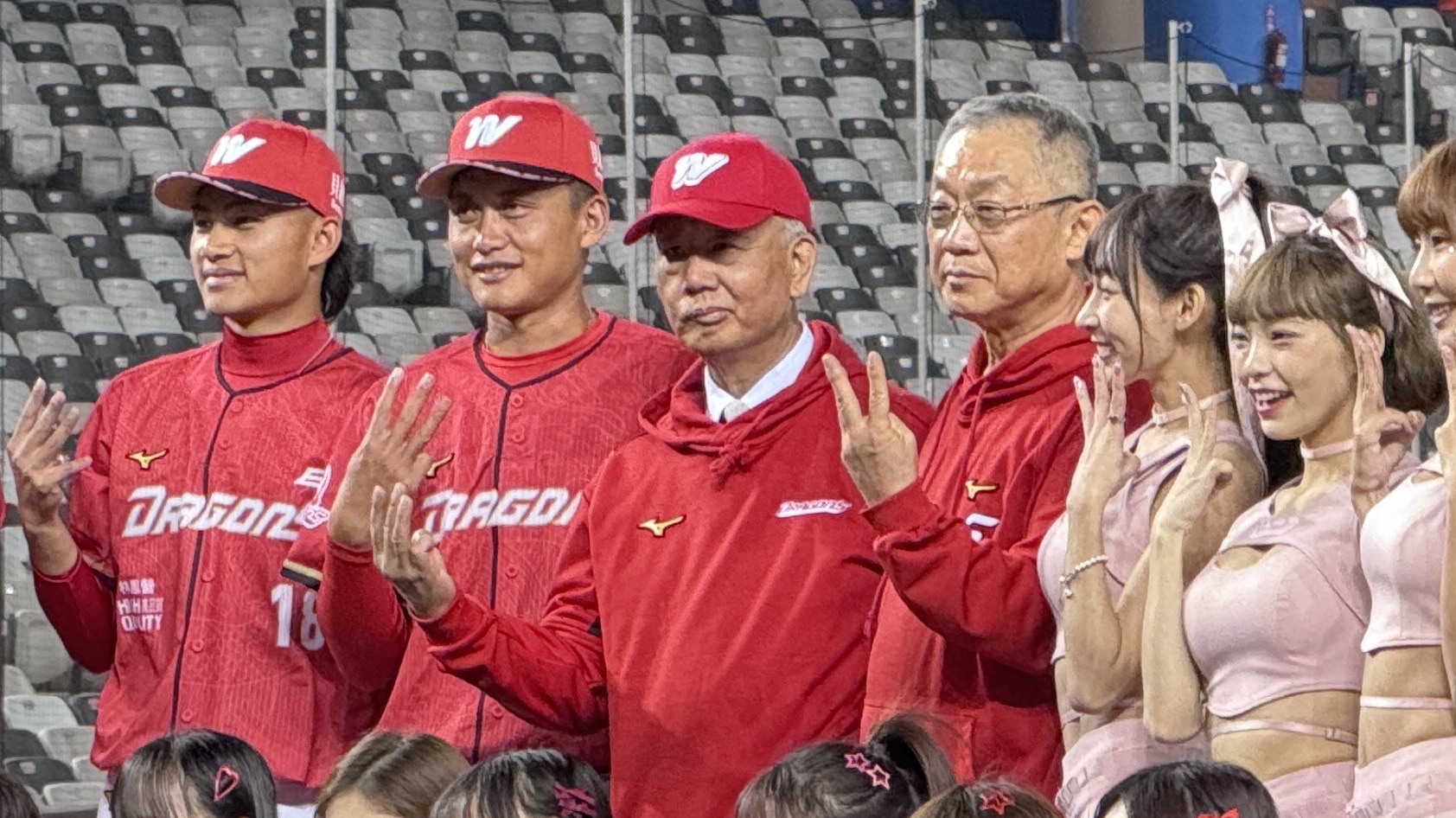 味全龍8日舉行開季記者會，左起為球星徐若熙、劉基鴻、基金會創辦人魏應充、味全龍董事長徐文芳及啦啦隊小龍女。圖/味全龍提供