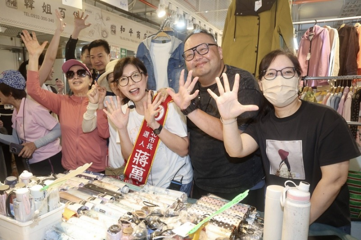 石舫亘代夫掃街人氣旺！學者分析3大加分點：打破沉默螺旋