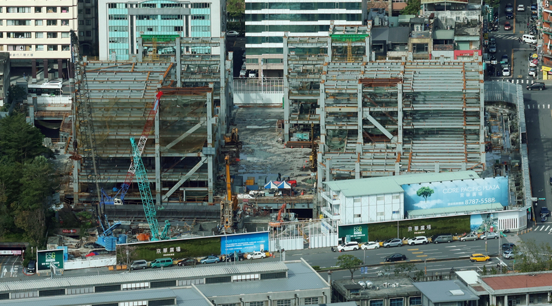 台北地檢署偵辦台北市前市長、民眾黨主席柯文哲涉京華城容積率弊案、政治獻金假帳案，26日上午10點將召開記者會說明偵查結果。圖為12月25日京華城工地施工情況。圖/中央社