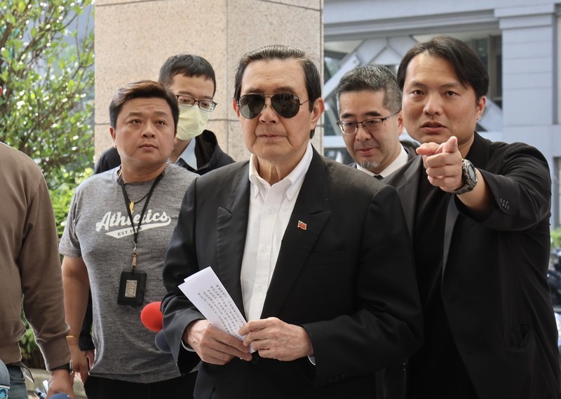 前總統馬英九（前中）10日親自前往內政部移民署，說明2024年大陸高校師生團來台有無違反「大陸地區人民進入台灣地區許可辦法」事項。圖/中央社