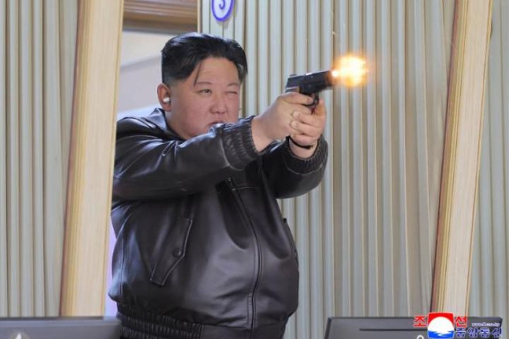 金正恩攜女金主愛視察軍工廠　父女親自試射新型手槍