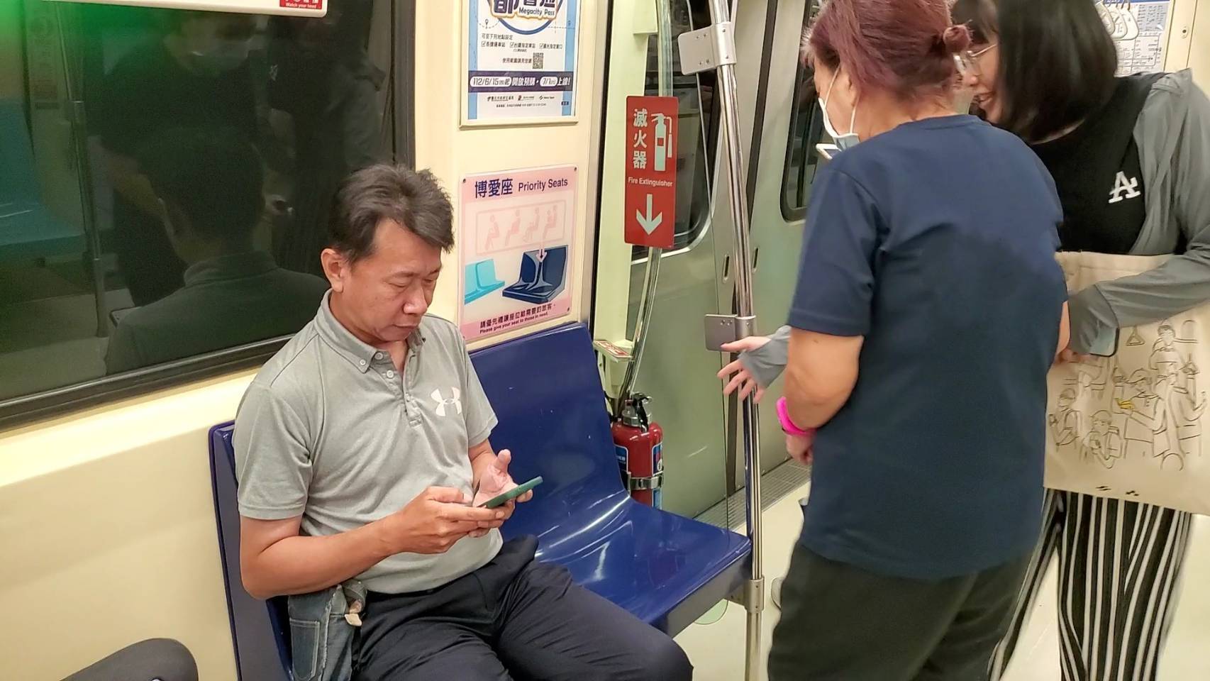 博愛座爭議不斷，衛福部擬重提修法，擴大博愛座適用人群。圖/取自北捷官網