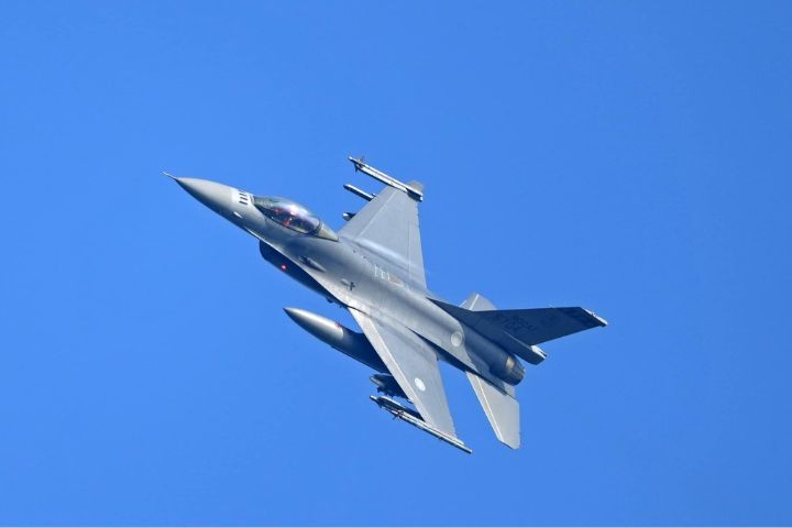 圖為F-16V。前立委郭正亮表示，「在F-16V還沒給、潛艦國造還沒成功之前，（賴清德總統）對大陸不要講大話，重裝備都還沒到，要怎麼跟人家打」。圖/取自國防部發言人臉書