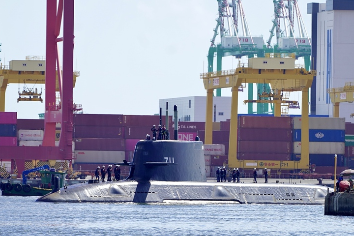 海鯤艦首度駛出高雄港區進行海測 至少出海8小時