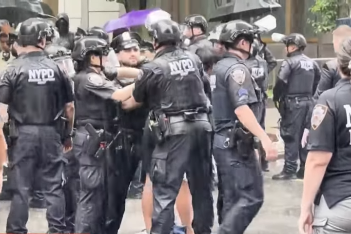 紐約街頭出現示威群眾，紐約警方冒雨在場維護秩序。圖/取自newsNation《YouTube》官方頻道