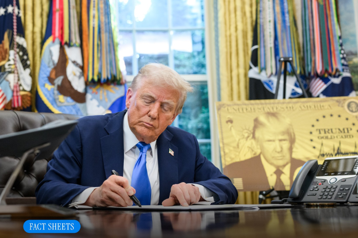 美國總統川普常拿「麥克筆尖」及「辦公桌」形容台灣與中國。圖／取自The White House FB