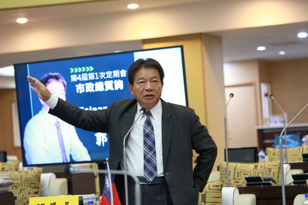 前台南市議長郭信良涉護航多處魚店共生場，橋頭地檢署22日經訊問，認郭信良等人涉犯貪汙治罪條例，為業者護航，檢方諭知郭信良以30 萬元交保。圖／取自台南市議會官網
