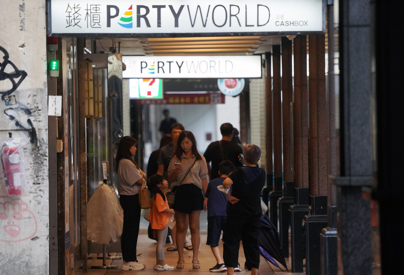台北市24日宣布停班、停課，市區KTV從23日晚間起就大爆滿，24日午後風雨雖逐漸增強，KTV外等待包廂的民眾仍不少。圖/中央社