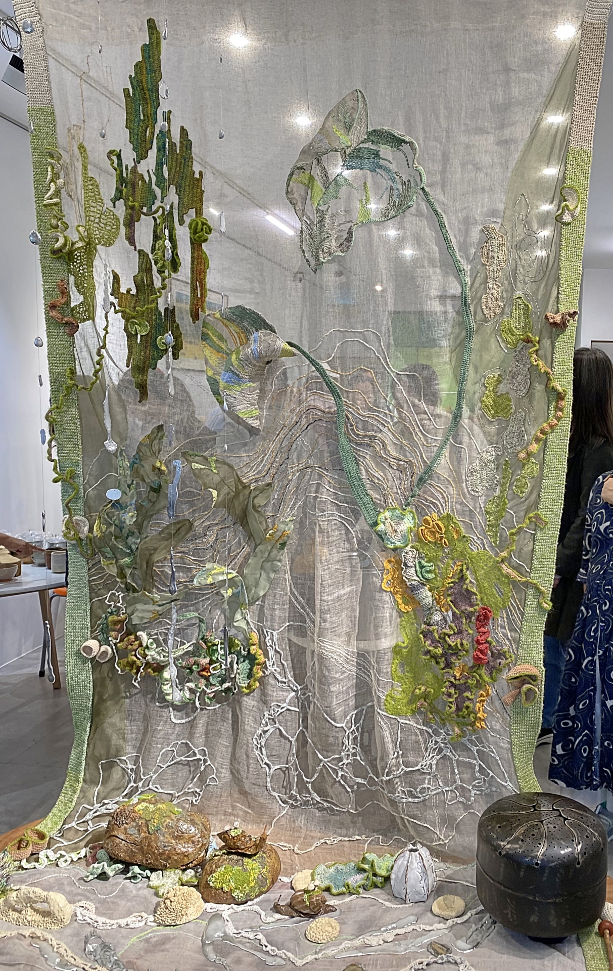 杜如月立體刺繡作品，以及結合陶藝勾織的雕塑。圖/田瑜萍攝