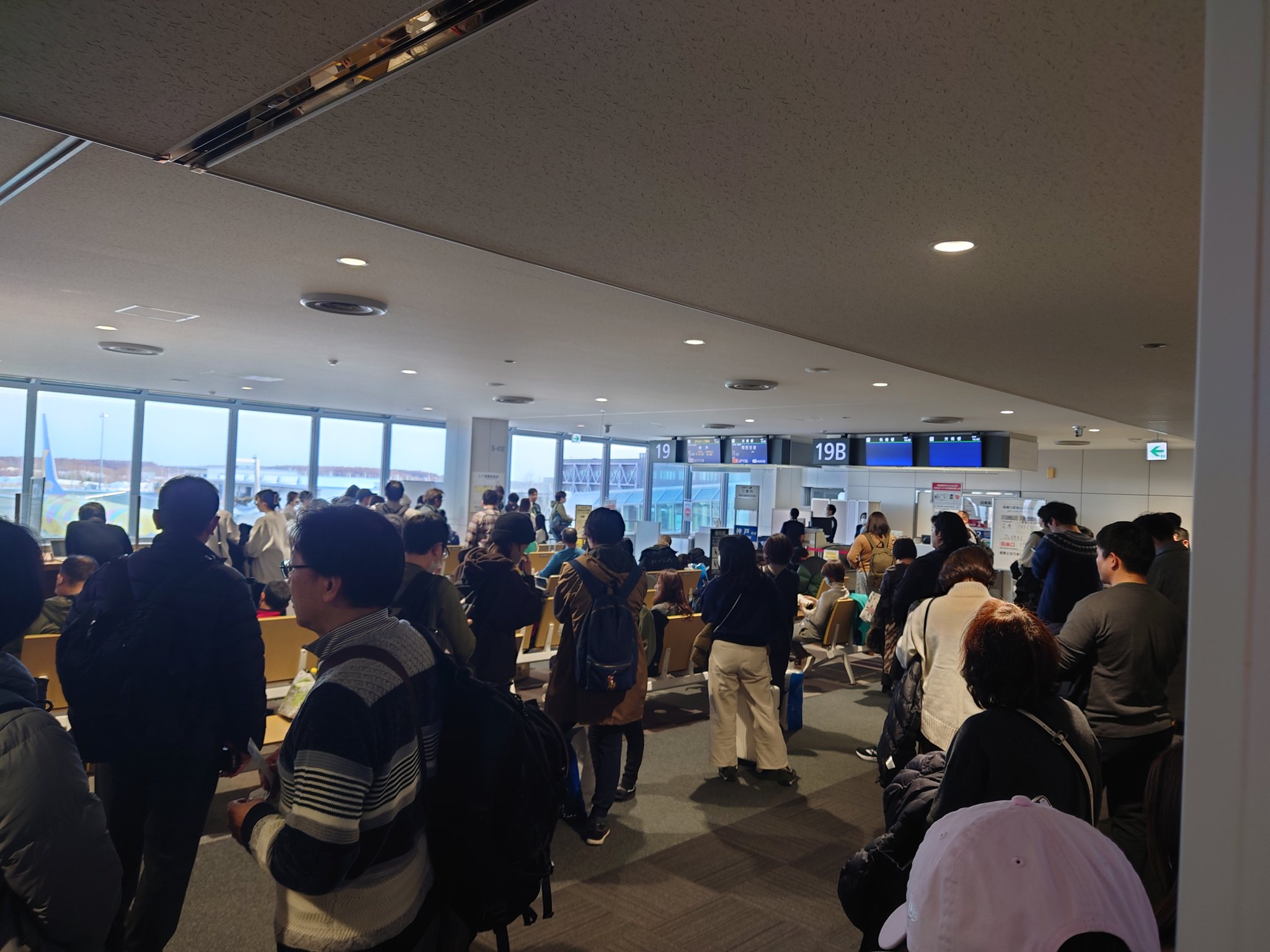 班機無法起飛，候機室內擠滿乘客。圖/取自土浦のかっちゃん《推特》