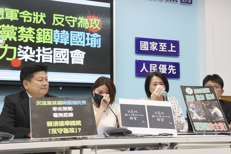 立法院院會17日爆嚴重衝突，國民黨立院黨團18日下午舉行記者會，總召傅崐萁（左）、副書記長王鴻薇（左3）及在衝突中受傷的立委陳菁徽（左2）等人出席，控訴在國會殿堂遭受暴力傷害，陳菁徽現場一度難忍激動情緒落淚。 圖／中央社