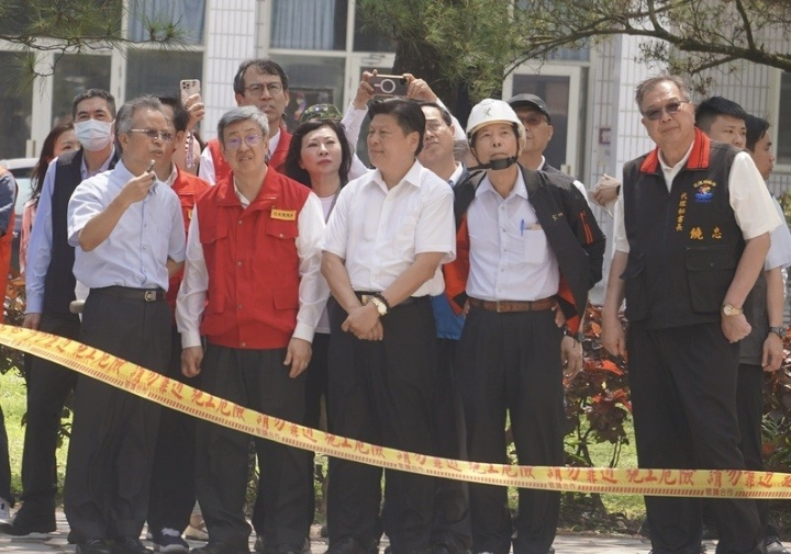行政院長陳建仁4日到花蓮縣災害應變中心聽取災情說明並表示已經撥款3億元給花蓮縣政府緊急使用。圖/中央社