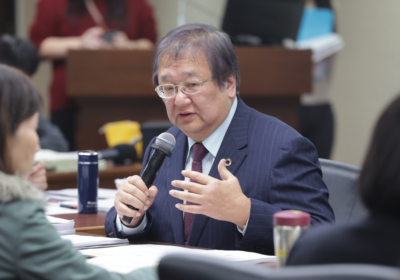 立法院將三讀「老人福利法」修法，包含65歲以上長者免繳健保費，衛福部長邱泰源（圖）26日表示，健保財務永續發展才是最重要課題。圖/中央社