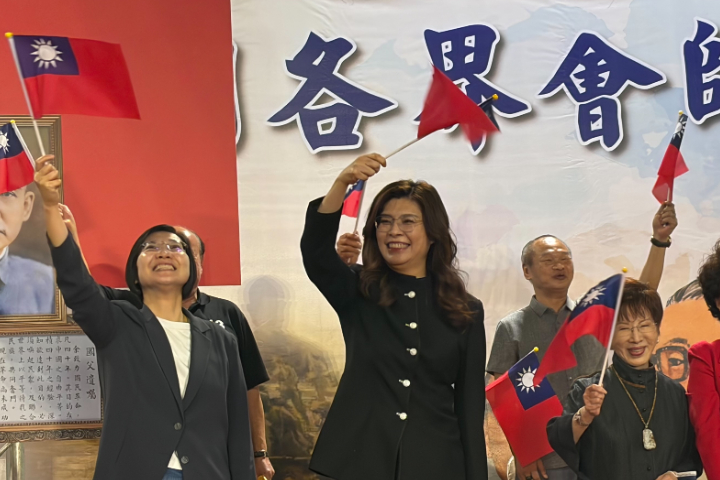 不少藍營人士皆出席活動,從左至右分別為藍委徐欣瑩、鄭麗文、國民黨前主席洪秀柱。圖/記者高陸攝