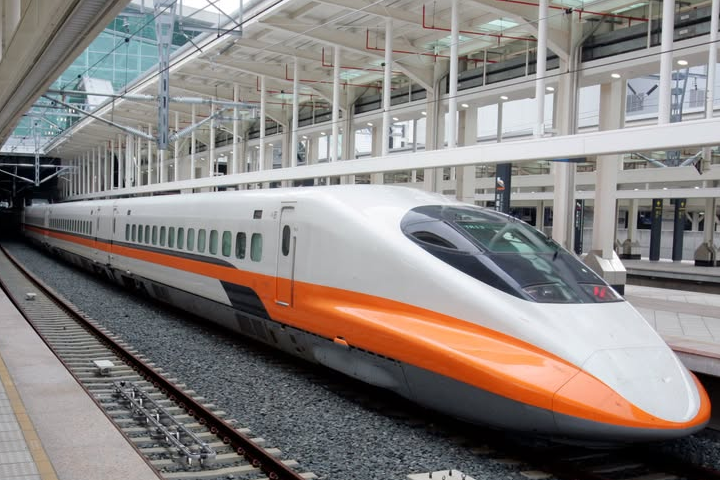 台灣高鐵宣布，自10月8日起，每周五下班超尖峰時段，將以每小時2班、4小時共8班的密集班次，增加行駛至台中的南下列車。圖/取自台灣高鐵FB