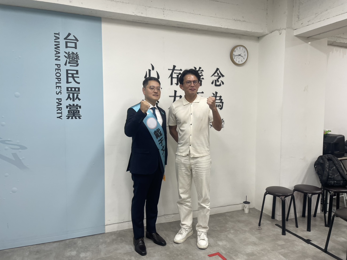 民眾黨主席黃國昌(右)15日下午出席「新花蓮·新政治」徵召戴于文(左)參選花蓮市長記者會,並指控陸委會副主委梁文傑在議員時期曾赴陸「醉倒飯店大廳」還要國台辦照顧。圖/記者洪子苓攝