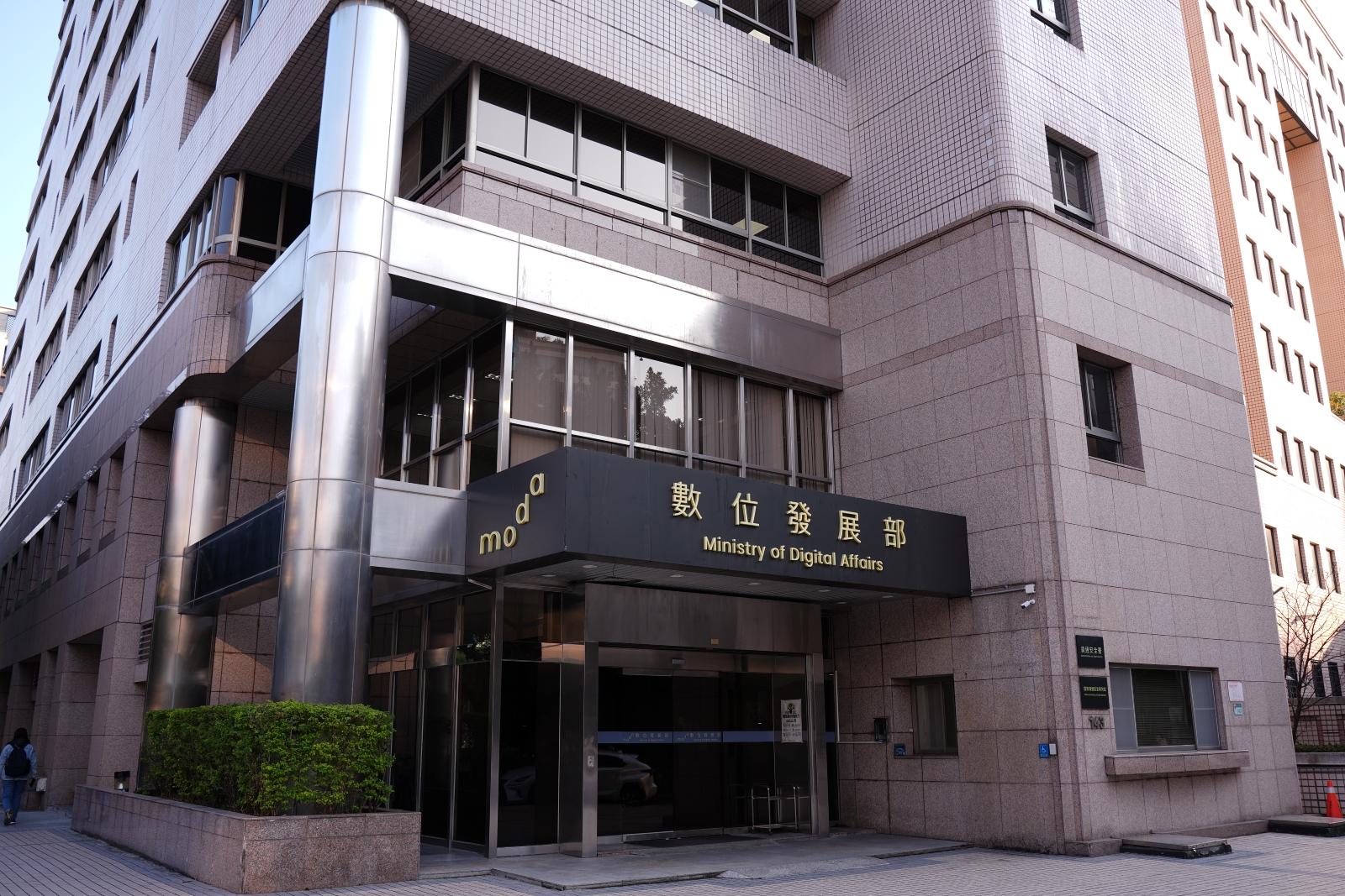 數發部表示，若預算遭刪到剩1元，將影響台灣網路安全和傳輸品質。圖為數發部外觀。圖/陳思豪攝