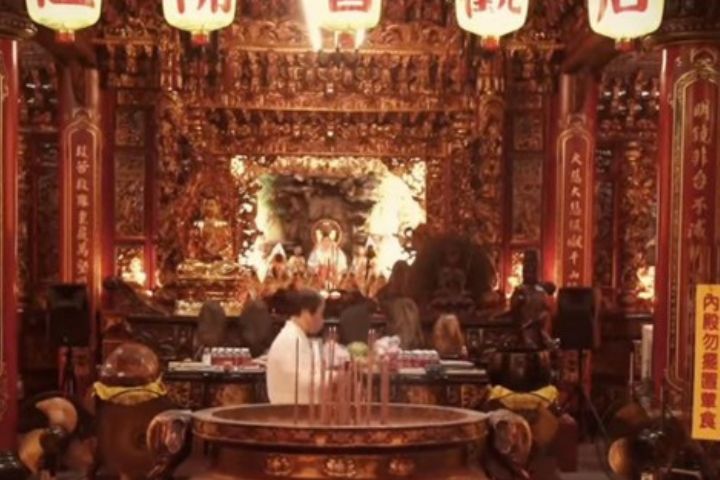 桃園甘泉寺建於清乾隆年間，是渡海來台先民為供奉觀音佛祖共同建立的信仰中心。由於曾被日本當局用來作為教授日語的場所，得以在皇民化運動中倖存。圖/取自《寶島重光》影片