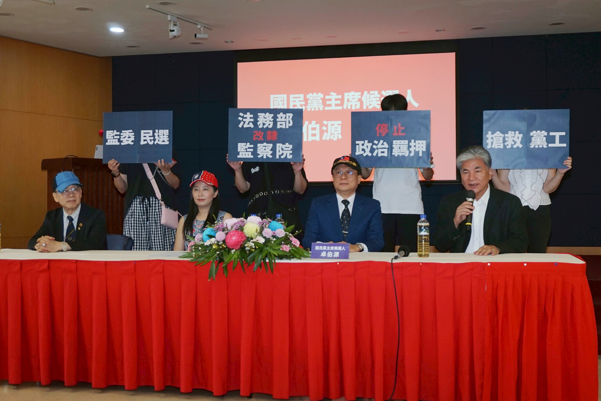 卓伯源批媒體操控選舉 李鴻源現身相挺