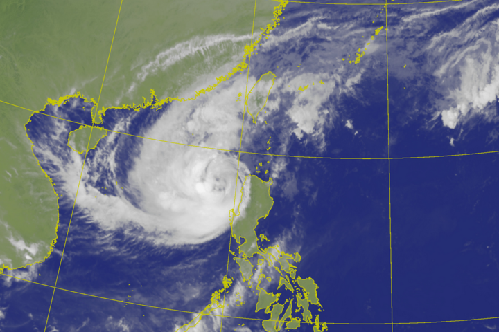 【快訊】中颱「鳳凰」逼近氣象署發布海上警報　周二上午有望陸警