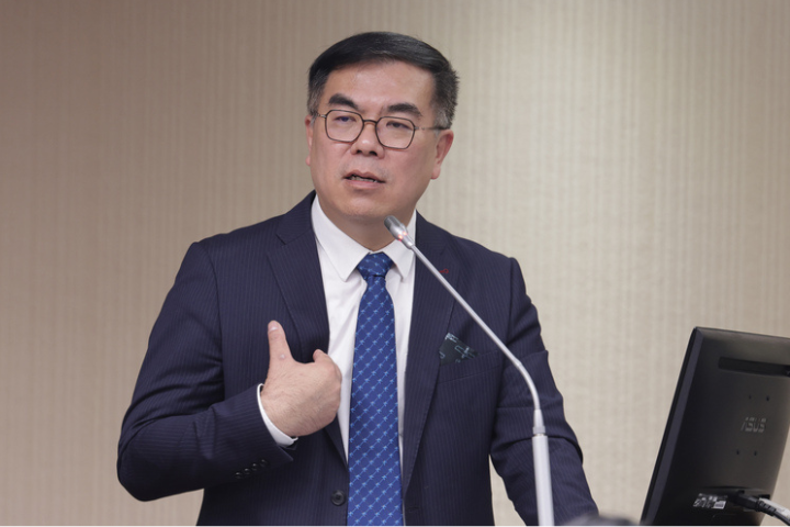 台灣邁入「非核家園」，火力發電全開，環境部長彭啟明卻希望大家少講「用肺發電」。圖/中央社