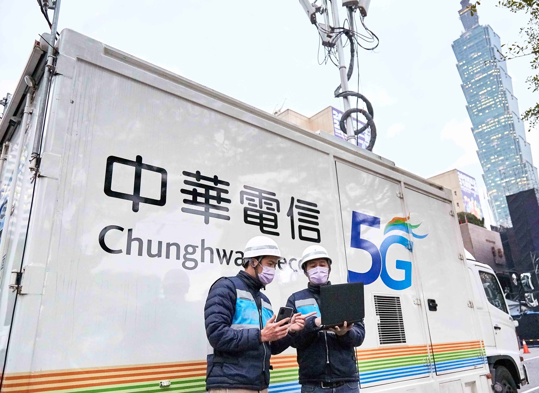 全台各電信公司仍有112座基地台電力中斷，中華電信出動移動基地台應急。圖/取自中華電信行動學園臉書