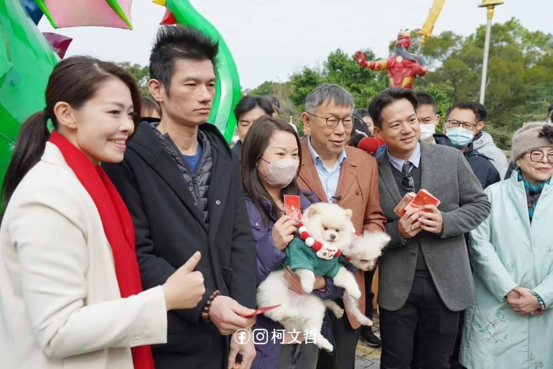 民眾黨主席柯文哲(右三)和新竹市長高虹安(左一)10日一早到新竹市普天宮參拜。圖/取自柯文哲臉書