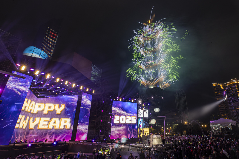 揮別2024、迎接2025,台北101跨年煙火秀於1日凌晨零時盛大登場,長達6分鐘璀璨繽紛的煙花點亮夜空。圖/中央社
