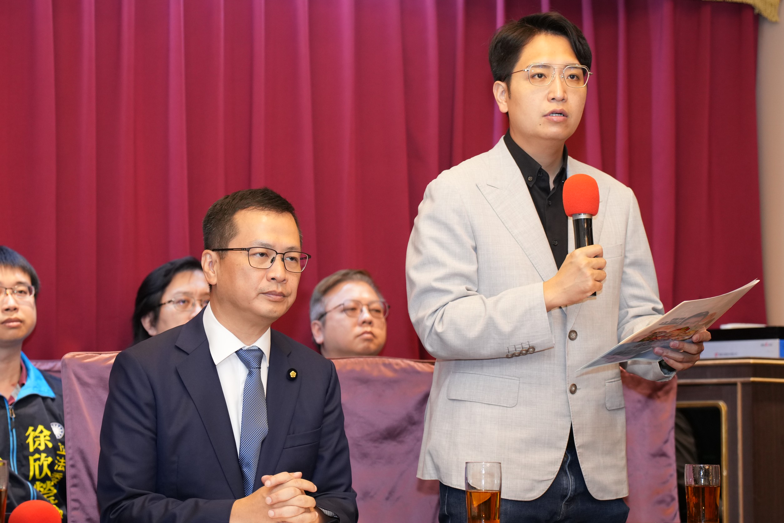 國民黨立委羅廷瑋(右)26日聲援國民黨立委羅智強(左)參選國民黨主席。圖/記者陳思豪攝
