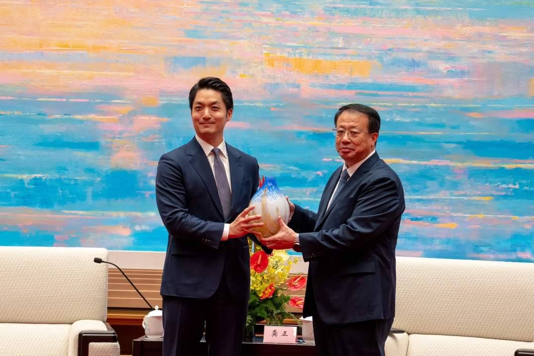 2023年8月29日，台北市長蔣萬安（左）到上海出席雙城論壇，並會見上海市長龔正（右）。圖/取自蔣萬安臉書 