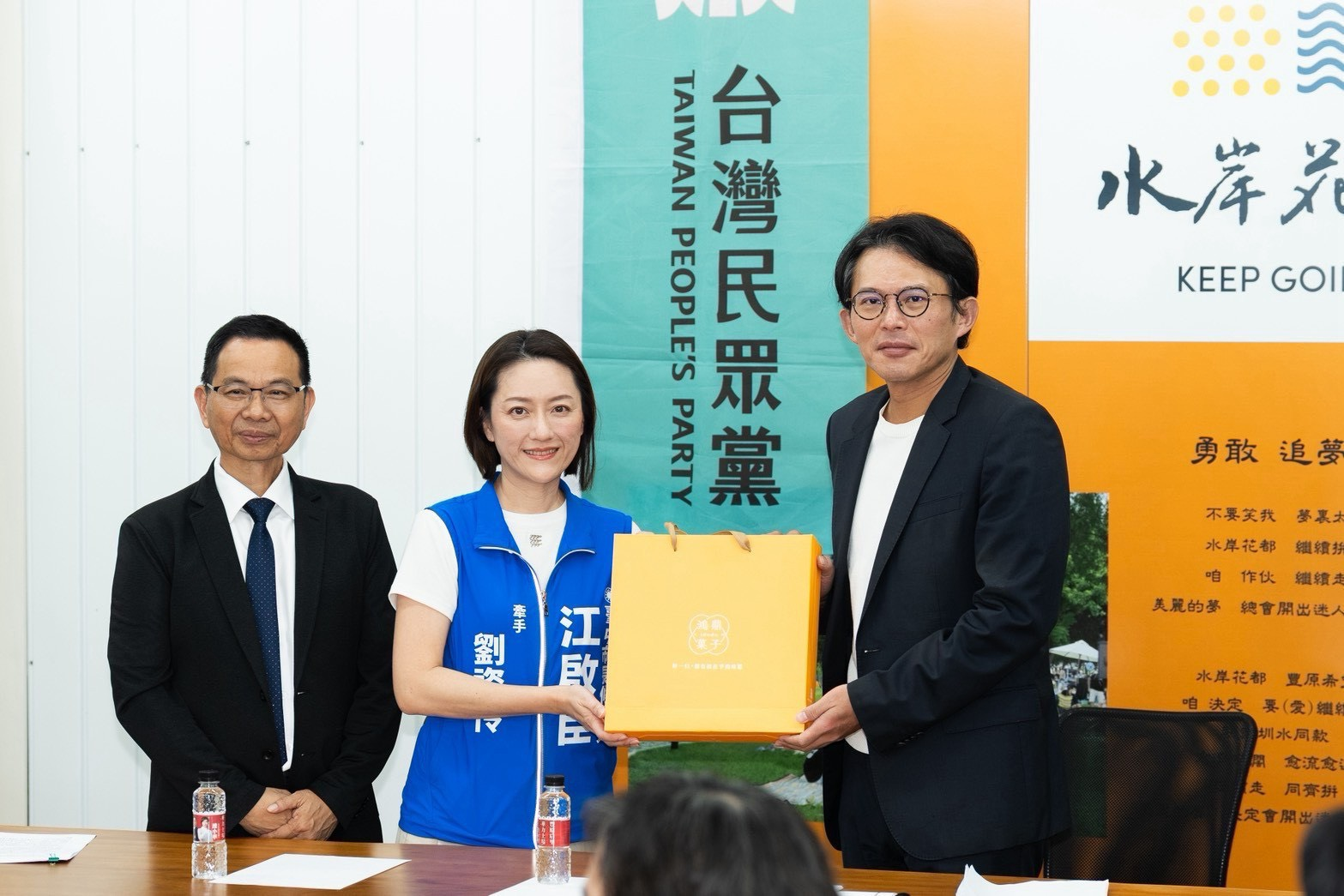 立法院副院長江啟臣亦展現在地情誼，26日特別委請夫人劉姿伶致贈台中在地特色糕餅給民眾黨中央委員會。圖/民眾黨提供