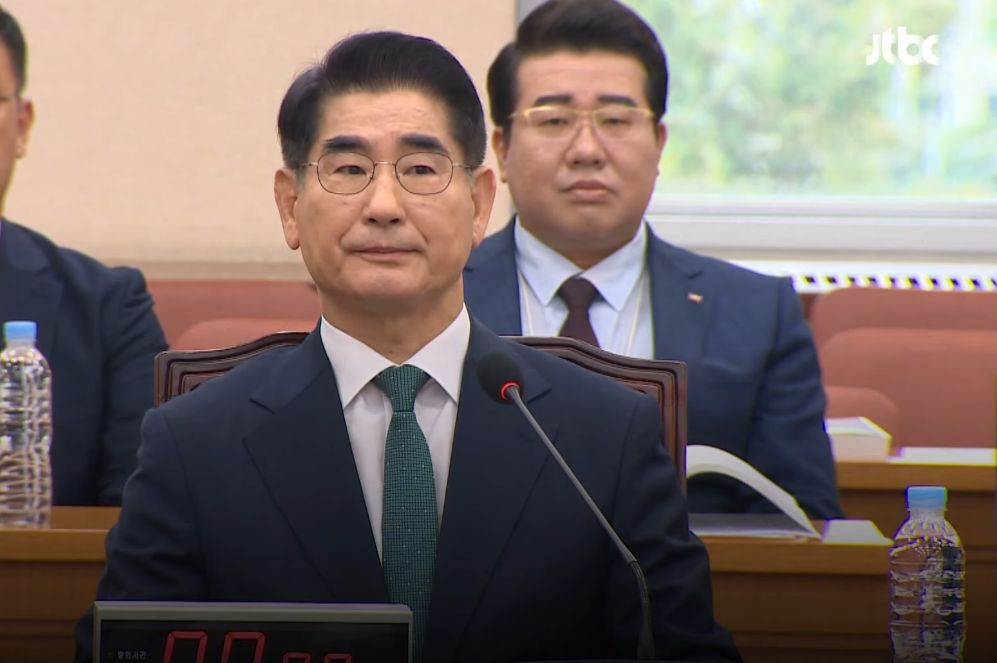 被指為「幕後推手」的前國防部長金龍顯（前）因涉嫌內亂、濫用職權等重罪被捕。圖/翻攝自JTBC News YouTube頻道