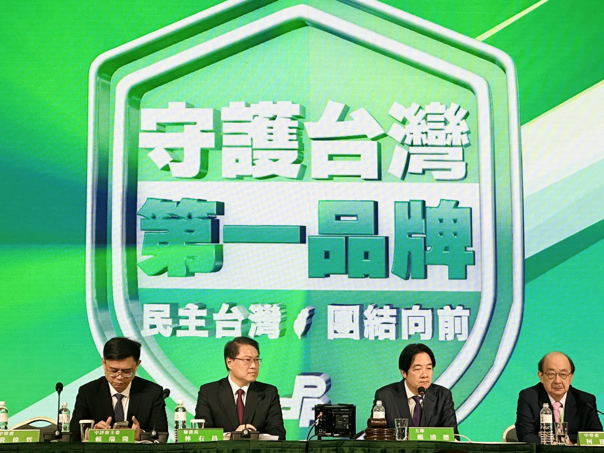 民進黨秘書長林右昌（左2）發表黨務報告說，未來民進黨將成為執政黨與社會聯結的大平台。圖／取自林右昌臉書