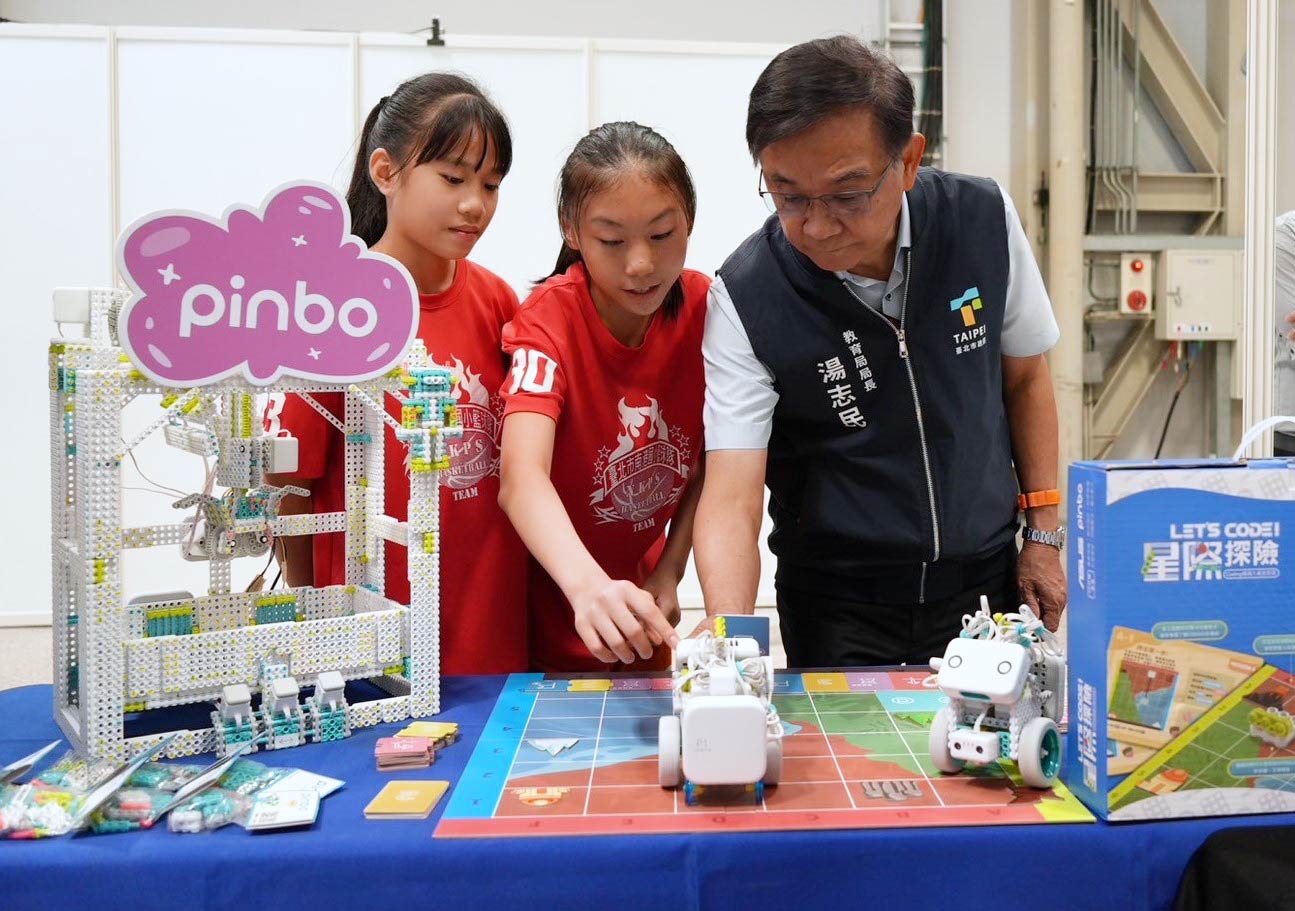 寓教於樂的建構式編程機器人PINBO，結合桌遊和任務卡，學生在遊戲中能深刻體驗「自主學」、「跨域學」所帶來的樂趣；搭配不插電的邏輯感應卡，將大幅降低程式教育門檻，無論何時何地皆可動手組裝，培養運算思維與問題解決能力。圖/華碩提供