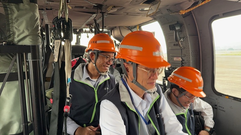 花蓮強震後，專家指離岸風電跳電跳很大。圖為強震後，經濟部協調國軍派遣直升機，支援台電人員前往和平電廠，協助機組修復。 （台電提供）圖/中央社