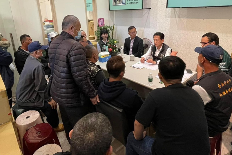 林俊憲與台南蚵農座談。圖/取自中央社