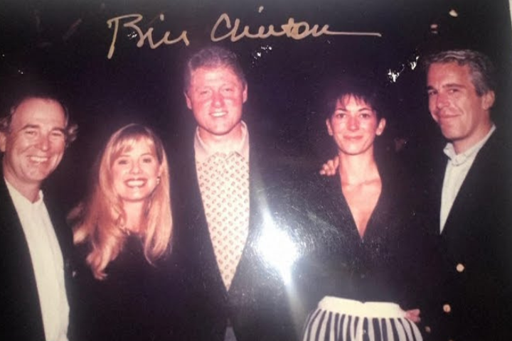 前總統柯林頓(左三)也出現在艾普斯坦(右一)莊園的照片中。圖/翻攝自PBS NewsHour YouTube頻道