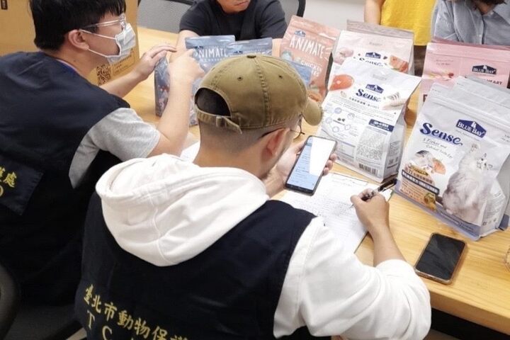 北市動保處針對民眾反映的6款市售飼料進行稽查。圖/取自台北市政府動保處官網